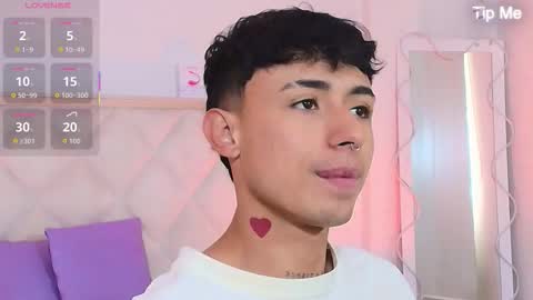 aziel_tay online show from October 21, 11:48 am