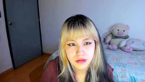 Azu Moure online show from December 6, 4:30 am