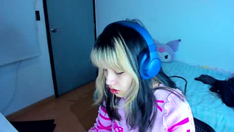 Azu Moure online show from December 27, 5:42 am