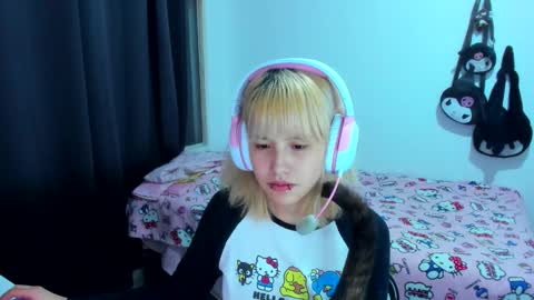 Azu Moure online show from December 4, 4:34 am