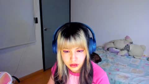 Azu Moure online show from December 17, 7:07 am