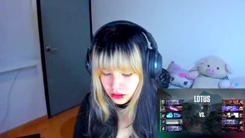 Azu Moure online show from January 20, 8:30 am