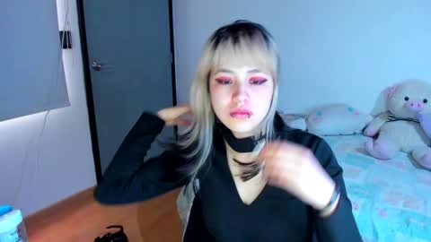 Azu Moure online show from December 7, 8:33 pm