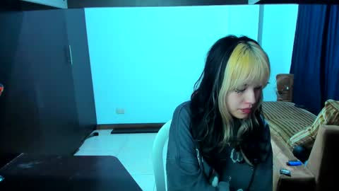 Azu Moure online show from February 17, 7:15 am