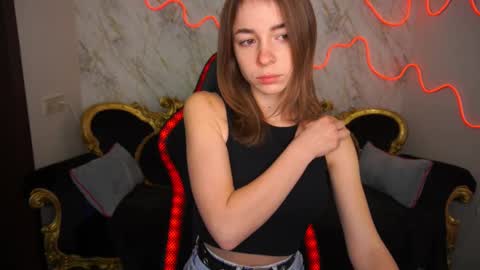 Snapshot of babe_dollie chatting on February 19, 7:06 am Babe online show from February 19, 7:06 am
