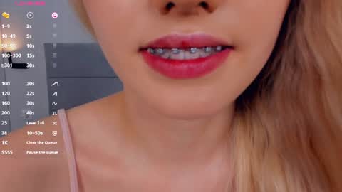 Mia online show from July 3, 2:55 pm