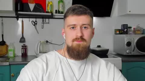 Snapshot of bearded_legend chatting on February 18, 10:14 pm Zeus online show from February 18, 10:14 pm