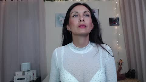 Izzy online show from December 4, 11:30 pm