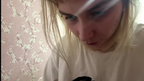 Mia online show from April 3, 6:04 pm