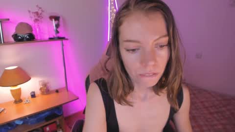 Snapshot of beautyeliise chatting on December 2, 10:46 am Eliise online show from December 2, 10:46 am