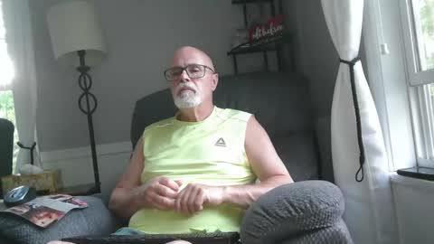 beep_b33p online show from May 12, 11:25 pm