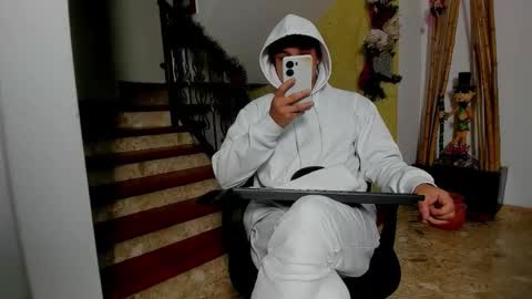 independent model online show from November 25, 5:50 am