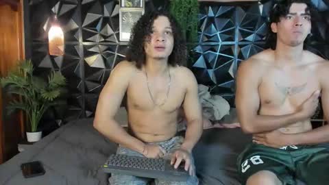 independent model online show from December 5, 11:34 pm