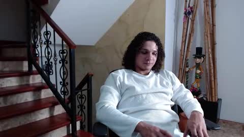 independent model online show from November 12, 10:45 pm