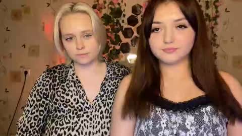 bella_and_alice online show from September 16, 5:27 pm