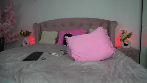 Emma  Bella online show from December 20, 2:29 am