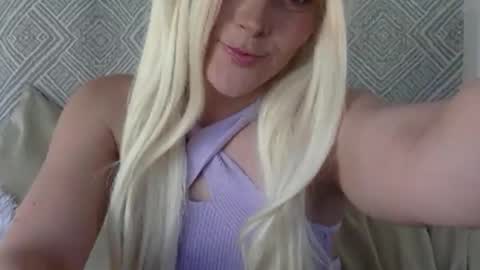 Snapshot of bella_bubble chatting on October 3, 7:11 pm bella_bubble online show from October 3, 7:11 pm