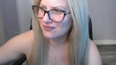 Snapshot of bellastar84 chatting on February 26, 2:38 pm Starr40 online show from February 26, 2:38 pm