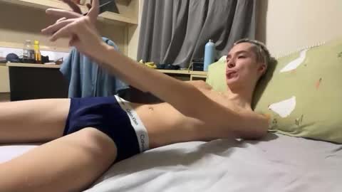 benji_j8 online show from December 5, 1:27 am