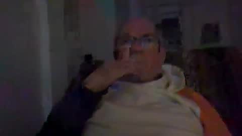 Snapshot of bernard1102 chatting on December 15, 3:34 am bernard1102 online show from December 15, 3:34 am