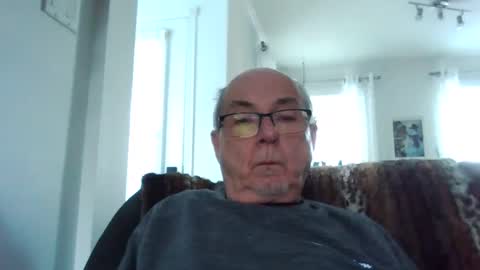 Snapshot of bernard1102 chatting on December 6, 2:22 pm bernard1102 online show from December 6, 2:22 pm