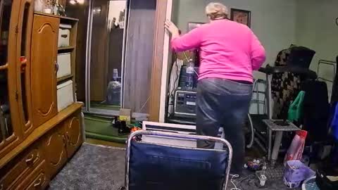 BeverlyQCynia online show from December 4, 12:05 pm