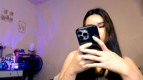 Mia online show from December 17, 9:28 am