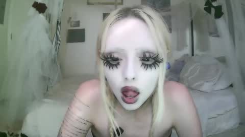 vampire fang  online show from March 13, 7:17 pm