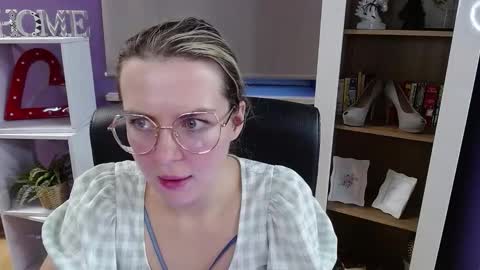 Z O E Y online show from November 28, 6:54 am