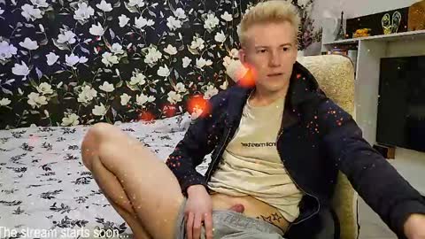blond_boy69 online show from May 17, 6:28 pm