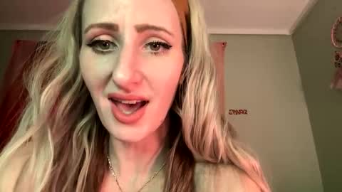 Gia  online show from November 25, 12:31 am