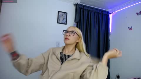 Soffy Brooks Independent model online show from April 12, 3:10 am