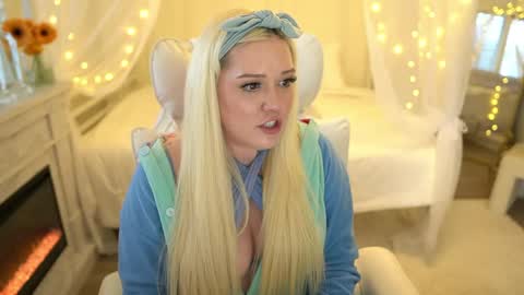 Snapshot of boobznbeer chatting on March 11, 11:47 pm Miley online show from March 11, 11:47 pm