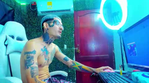 boy_tatto77 online show from January 31, 7:11 pm