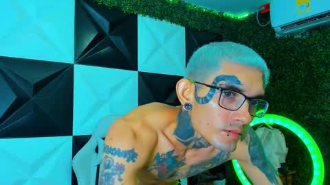 boy_tatto77 online show from December 20, 8:49 pm