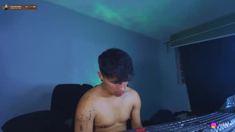 Snapshot of boylatin_777 chatting on October 31, 11:05 pm miguel  online show from October 31, 11:05 pm