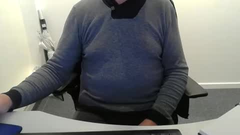 Snapshot of buggemann chatting on October 15, 4:27 am buggemann online show from October 15, 4:27 am