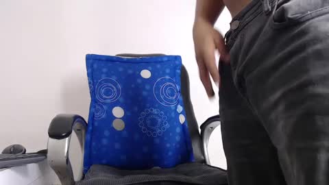 calvinhotlatino online show from December 6, 11:19 pm