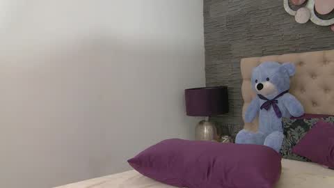 Snapshot of candy_babee chatting on October 21, 4:28 am Bella online show from October 21, 4:28 am