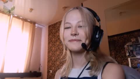 Mia online show from April 9, 11:27 am