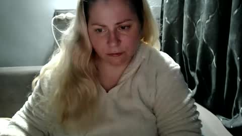 Laura online show from October 9, 9:42 pm