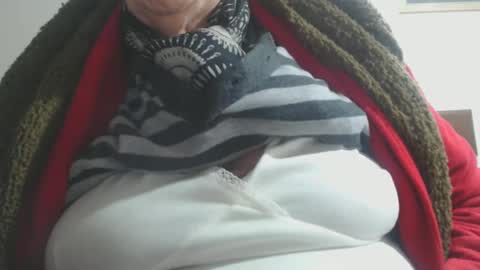 Snapshot of capitanfuturo44 chatting on February 19, 9:50 am Cinzia ex regina online show from February 19, 9:50 am