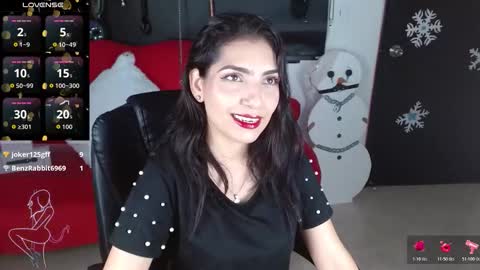 Caroline online show from December 3, 1:56 pm