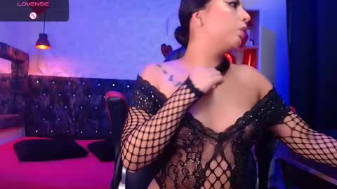 Snapshot of carolinescoth_dl chatting on March 7, 6:43 pm Caroline Scoth online show from March 7, 6:43 pm