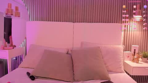 Catalina  online show from February 19, 3:00 pm