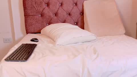 juls online show from April 30, 9:19 pm