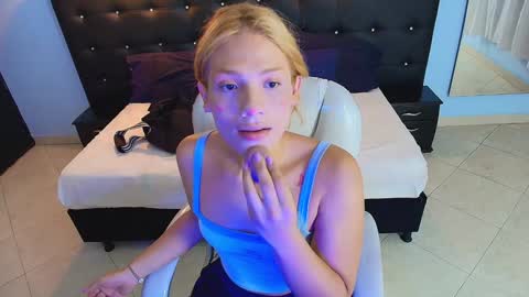 CHLOE online show from December 2, 8:28 pm