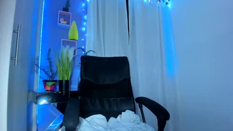 Snapshot of chloe_sweet7 chatting on December 19, 5:29 am Chloe Miller online show from December 19, 5:29 am