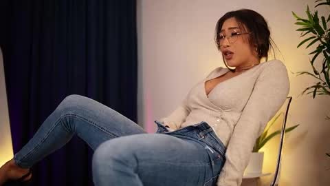 chloemin_ online show from November 8, 7:22 am