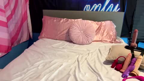 Snapshot of chloesbigboobs chatting on December 9, 6:12 am Chloes Big Boobs online show from December 9, 6:12 am